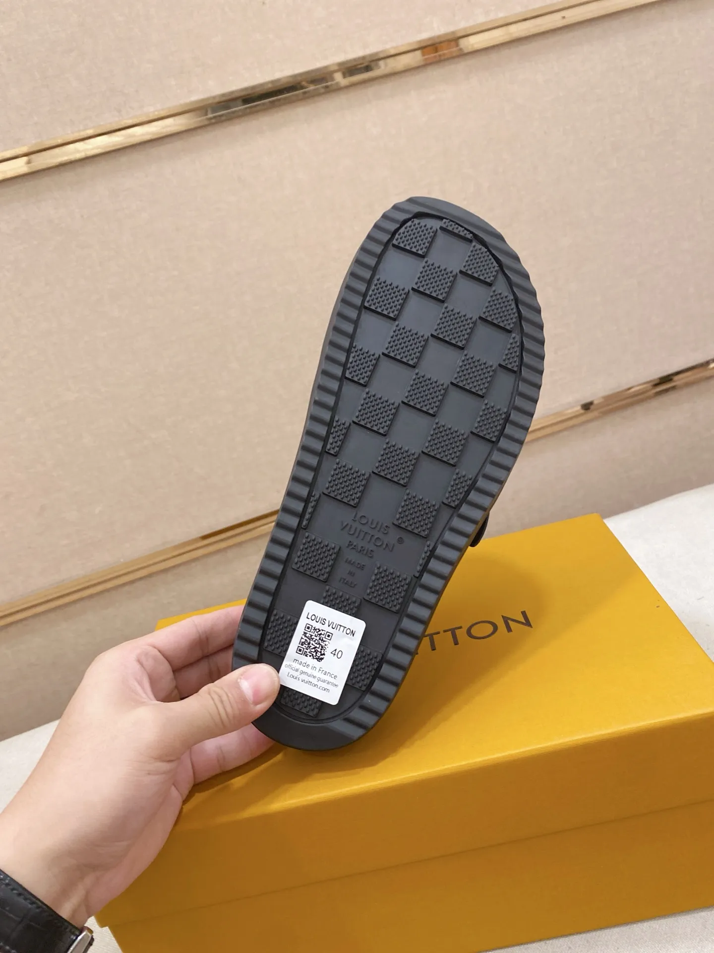 Men's shoes💰: 220💰38-45, LV Easy 2025 new men's casual sandals and slippers, made of suede cow leather, with Monogram pattern to highlight the trendy style. Adjustable straps illuminated with LV letters, while a resilient insole and micro outsole provide lightweight comfort. Made of suede cow leather with embossed Monogram pattern and brand element metal hardware✅Adjustable straps➕Tough insole‼ ️Micro outsole. Comfortable and easy to wear‼ ️